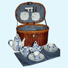 18 PC Vintage Delton blue onion toy Tea set