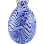 Fenton Art Glass Barber Era 1975 Dave Fetty Signed #196/700 Blue and White Labyrinth Vase