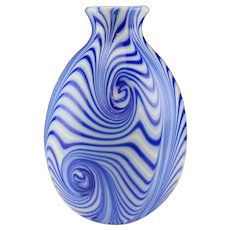 Fenton Art Glass Barber Era 1975 Dave Fetty Signed #196/700 Blue and White Labyrinth Vase