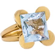 French 1970 designer geometric cocktail ring in 18 kt yellow gold with a 7.46 cts aquamarine