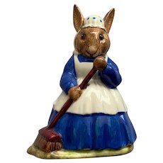 Mrs Bunnykins Royal Doulton Figurine Clean Sweep